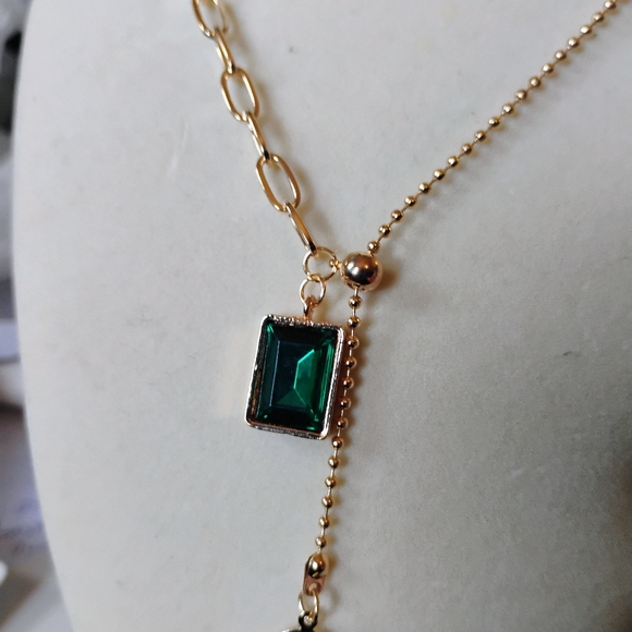Adjustable emerald color charm necklace - Picture 2 of 3